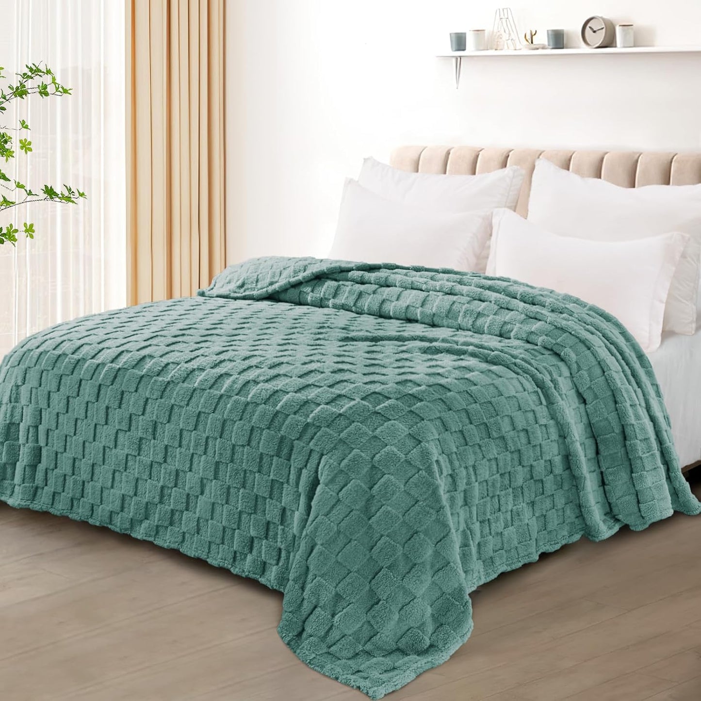 Exclusivo Mezcla Fleece Throw Blanket for Couch,Super Soft and Warm Lightweight Checkered Pattern Blankets for All Seasons, 50x60 Inches, Ivory