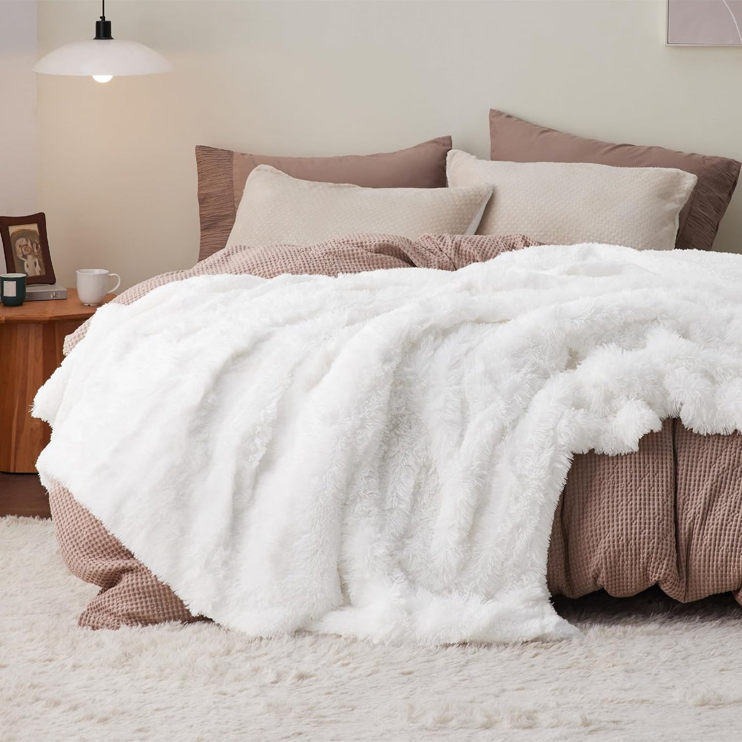 Bedsure Fluffy Throw Blanket Gifts for Women Men, Soft Fleece Sherpa Cozy Fuzzy Plush Warm Minky Thick Faux Fur Throw for Couch, Bed, Home Living Room Decor Bedroom Blanket Gifts for Mom Dad, Grey